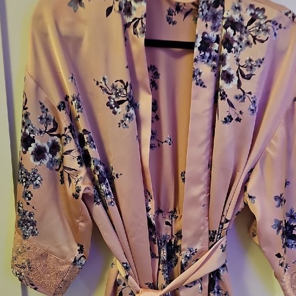 La Vie En Rose Floral Satin Robe - Pink and Black Size S/M - Picture 3 of 9